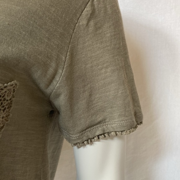DEMOCRACY Jeans Women Tee Shirt Size Small Olive Color Crochet Embellished NWOT - Picture 4 of 7